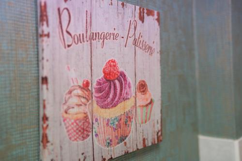 a picture of a cupcake sign on a wall at Diamond dream in Ptuj
