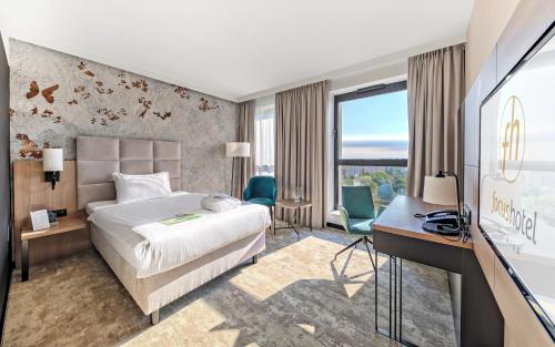 Cama ou camas em um quarto em Focus Hotel Premium Warszawa