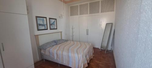Giường trong phòng chung tại Apartamento Praça do Lido