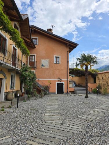スーザにあるCascina D'Oltralpeの石畳の通路付きの建物