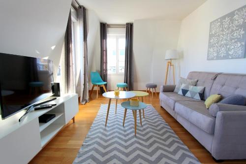 un salon avec un canapé et une télévision dans l'établissement ELBE3 Apartment up to 4ppl - Disneyland, à Serris