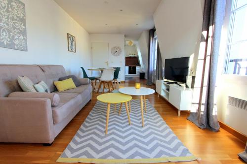 un salon avec un canapé et une table dans l'établissement ELBE3 Apartment up to 4ppl - Disneyland, à Serris