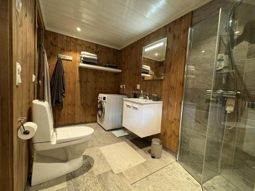 a bathroom with a toilet and a shower at New and cozy family cabin on Golsfjellet in Golsfjellet