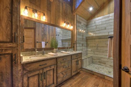 Un baño con dos lavabos, una bañera y un espejo. en Breakaway Ridge Luxury Cabin - 5 Minutes Downtown, en Blue Ridge