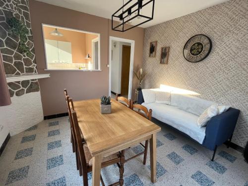un salon avec une table et un canapé dans l'établissement 100m des dunes de Stella-plage, à Cucq