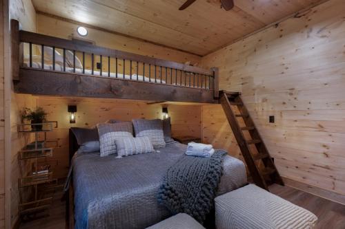 Ένα ή περισσότερα κρεβάτια σε δωμάτιο στο Eagle Ridge - Luxury Mountain View Home wFire Pit