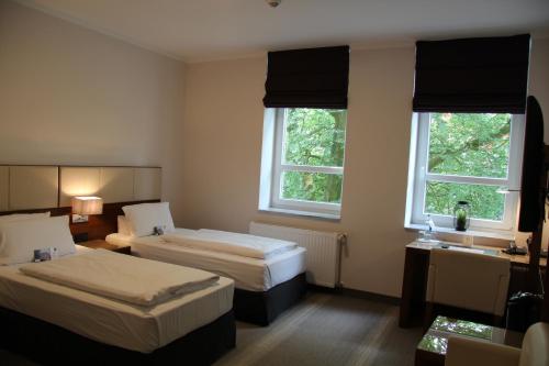 Postel nebo postele na pokoji v ubytování Adena Hotel