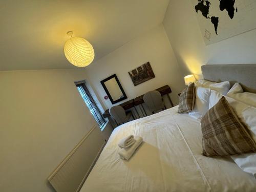a bedroom with a white bed in a room at Super Central Cambridge Flat For Up To 4 People in Cambridge
