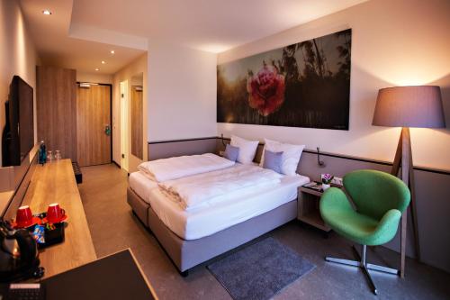 Postel nebo postele na pokoji v ubytování Gut Heckenhof Hotel & Golfresort an der Sieg GmbH & Co. KG