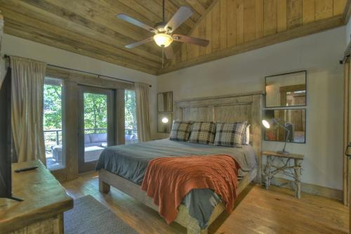 Postel nebo postele na pokoji v ubytování Creekside Bend - Creekfront on Fightingtown Creek - Hot Tub, Outdoor Fireplace, Game Room, Views, Creekside Fishing Access - Fig