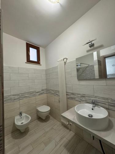 a bathroom with a sink and a toilet at Il palazzo dell'alto prelato in Fondi