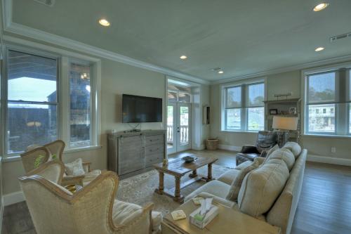 Χώρος καθιστικού στο Main & Main - Downtown Blue Ridge, GA - Luxurious Downtown Retreat, Gas Log Fireplace, King Master Suite - Blue Ridge, GA