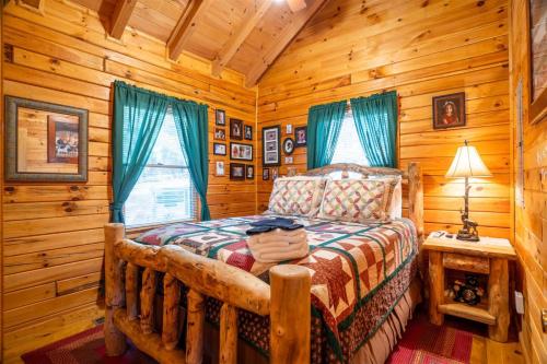 Postel nebo postele na pokoji v ubytování Hog Heaven - Cherry Log GA - Pet Friendly Cabin