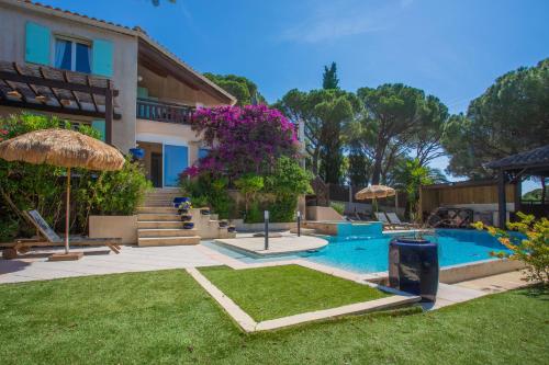 un complexe avec une piscine et une maison dans l'établissement Villa à 200m de la plage, à Sainte-Maxime