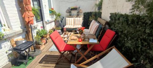 d'une terrasse avec une table et des chaises. dans l'établissement Villa Seven Malo, à Dunkerque
