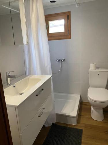 Cozy 2-Bedroom Bungalow