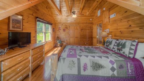 Postel nebo postele na pokoji v ubytování Pinecrest Lodge - Views in Aska Adventure Area