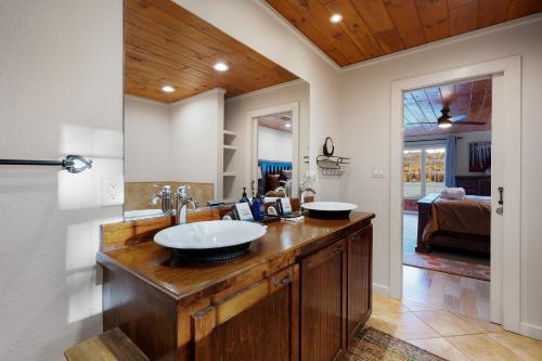 Kuchyň nebo kuchyňský kout v ubytování Moonlight Retreat - Private Pool Home with Game Room, Hot Tub, Fire Pit near Downtown Blue Ridge, GA