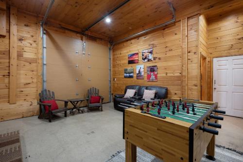 Fotografie z fotogalerie ubytování Moonlight Retreat - Private Pool Home with Game Room, Hot Tub, Fire Pit near Downtown Blue Ridge, GA v destinaci Blue Ridge