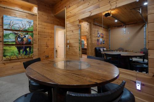 Fotografie z fotogalerie ubytování Moonlight Retreat - Private Pool Home with Game Room, Hot Tub, Fire Pit near Downtown Blue Ridge, GA v destinaci Blue Ridge