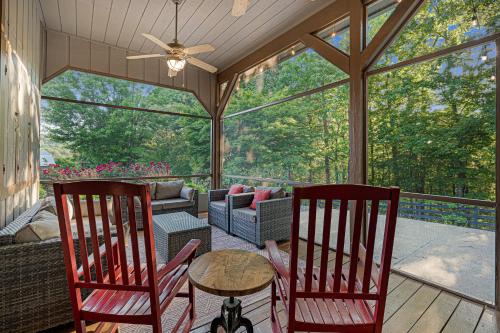 Posezení v ubytování Moonlight Retreat - Private Pool Home with Game Room, Hot Tub, Fire Pit near Downtown Blue Ridge, GA