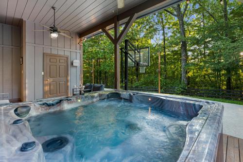 Fotografie z fotogalerie ubytování Moonlight Retreat - Private Pool Home with Game Room, Hot Tub, Fire Pit near Downtown Blue Ridge, GA v destinaci Blue Ridge