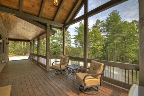 Un balcón o terraza de 3 Peaks and a Treehouse - 10 Minutes to Blue Ridge
