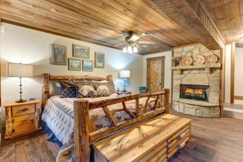 Posezení v ubytování Rushing Waters - Creekside North GA Cabin in Blue Ridge Georgia