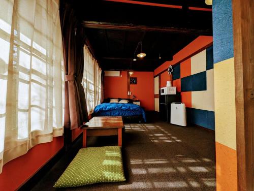 a room with a bed and a table in it at 四季の宿 徹星 in Tokoname