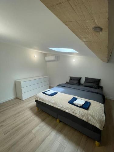 une chambre avec un lit avec des serviettes bleues dessus dans l'établissement Duplex centre-ville, à Carcès