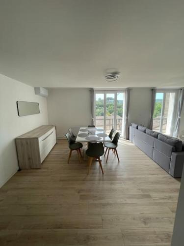 une salle à manger avec une table et des chaises dans une pièce dans l'établissement Duplex centre-ville, à Carcès
