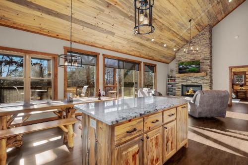 Φωτογραφία από το άλμπουμ του The Peaceful Meadow Cabin - Nature Views, Hot Tub, Fire Pit, Gas Fire Table, Cornhole, Privacy - Morganton, GA σε Mashburn Mill