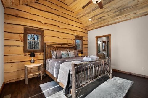 Ένα ή περισσότερα κρεβάτια σε δωμάτιο στο The Peaceful Meadow Cabin - Nature Views, Hot Tub, Fire Pit, Gas Fire Table, Cornhole, Privacy - Morganton, GA