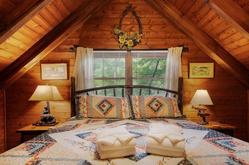 Ένα ή περισσότερα κρεβάτια σε δωμάτιο στο Tuckaway Cave - Cabin on Fightingtown Creek - Mountain Surroundings, Hot Tub, Firepit, Private Access To Fightingtown Creek, Wat