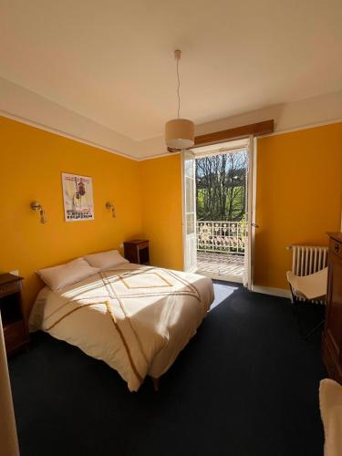 une chambre avec un grand lit et une fenêtre dans l'établissement Appartement vue Mont Blanc, à Combloux