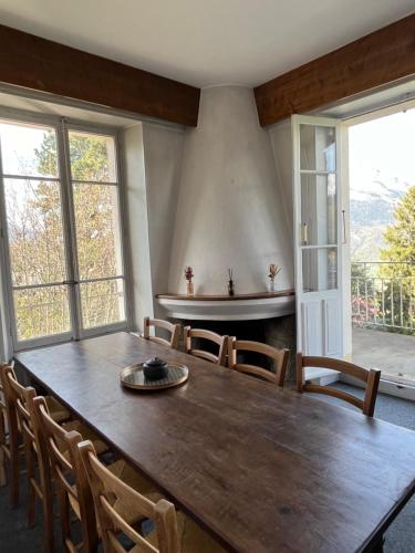 une salle à manger avec une grande table et des chaises en bois dans l'établissement Appartement vue Mont Blanc, à Combloux