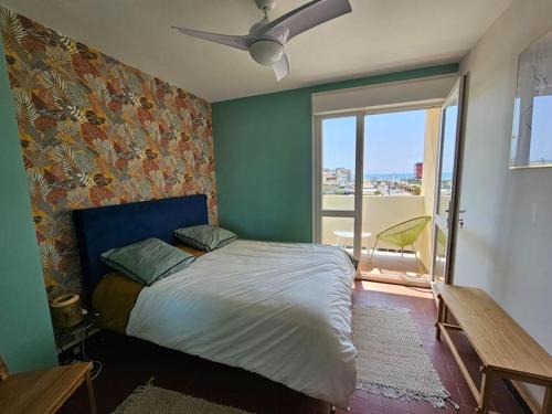 une chambre avec un lit et une fenêtre avec vue dans l'établissement Superbe vue mer pour ce T3, à Narbonne-Plage