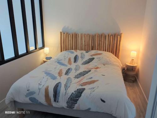 - un lit avec couette et plumes dans l'établissement Appartement 2 pièces duplex Hotel Club Porticcio, à Porticcio