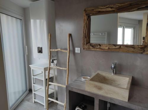 une salle de bain avec un lavabo et un miroir dans l'établissement Appartement 2 pièces duplex Hotel Club Porticcio, à Porticcio