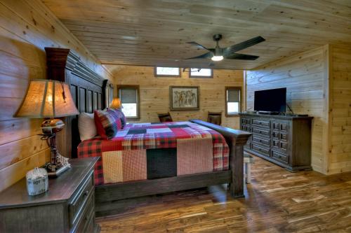 Un pat sau paturi într-o cameră la Whisky Creek Retreat - Family Friendly Blue Ridge Cabin - Mountain Views, Hot Tub, Fire Pit, Covered Deck, Game Room, Close To D