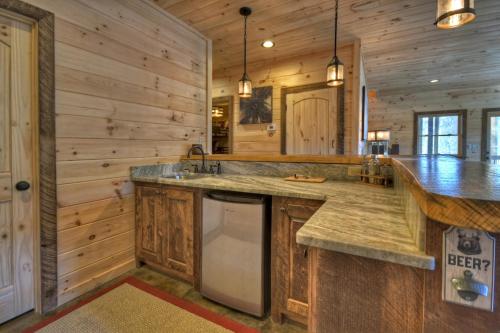 Imagine din galeria proprietății Whisky Creek Retreat - Family Friendly Blue Ridge Cabin - Mountain Views, Hot Tub, Fire Pit, Covered Deck, Game Room, Close To D în Blue Ridge