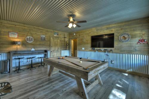 Imagen de la galería de Serenity Now - Game Room and Mountain Views - Hot Tub, Cozy Fireplace, Modern Amenities, Billiards Table, Porch Fire Pit - Cherr, en Cherry Log