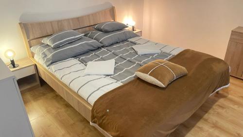 Posteľ alebo postele v izbe v ubytovaní City Center Apartman Miskolc