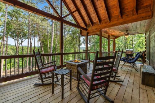 Μπαλκόνι ή βεράντα στο Lees Lookout - Pet Friendly with Mountain Views - Open Floor Plan, Vaulted Ceilings, Hot Tub, Pet Friendly, Outdoor Fire Pit