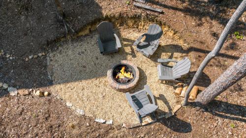 Φωτογραφία από το άλμπουμ του Lees Lookout - Pet Friendly with Mountain Views - Open Floor Plan, Vaulted Ceilings, Hot Tub, Pet Friendly, Outdoor Fire Pit σε Cherry Log