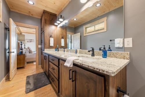 Un baño con dos lavabos y un espejo grande. en Alpine Vista - Mountain Views - Blue Ridge Heights - Mountain Views, Hot Tub, Luxury Amenities in Prestigious Blue Ridge Heights, en Blue Ridge