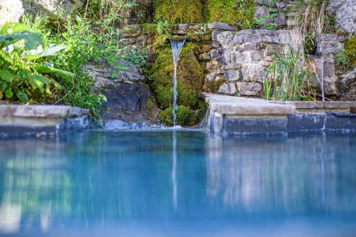 een waterval in het midden van een waterlichaam bij Torre di Riosecco in Arezzo