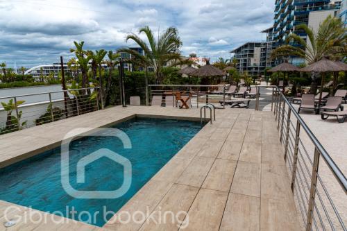 Πισίνα στο ή κοντά στο Britain in the Sun at Luxurious Ocean Village