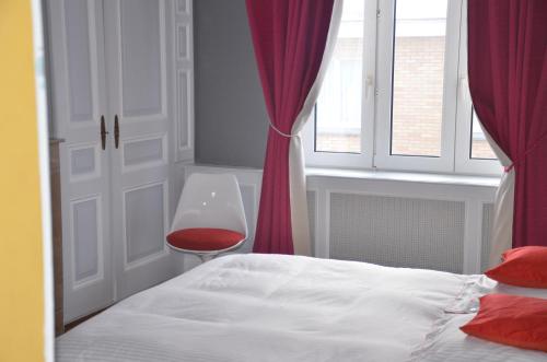 Een bed of bedden in een kamer bij Chambres d'hotes Villa Faidherbe B&B
