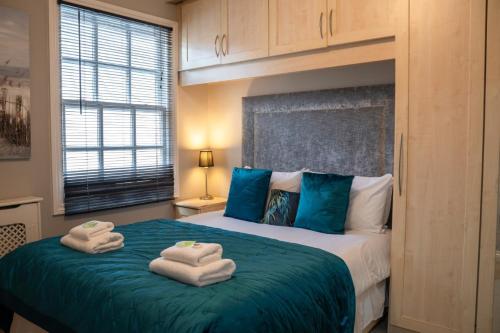 a bedroom with a bed with towels on it at Perfectly located central Chester town house -2BR in Chester